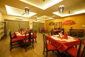 Townhouse Mookkannoor Tourist Homeにあるレストランまたは飲食店 +25枚の写真