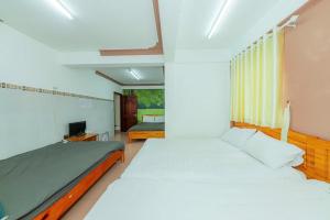 Postel nebo postele na pokoji v ubytování Reverie Hotel