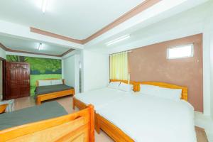 Postel nebo postele na pokoji v ubytování Reverie Hotel