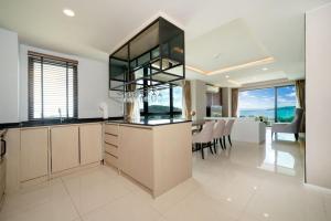 Η κουζίνα ή μικρή κουζίνα στο Surin apartment with sea view & jacuzzi