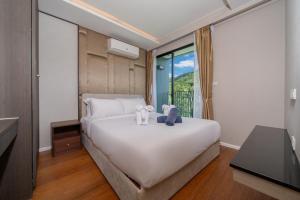 Ένα ή περισσότερα κρεβάτια σε δωμάτιο στο Surin apartment with sea view & jacuzzi +34 φωτογραφίες