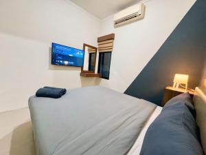 Ένα ή περισσότερα κρεβάτια σε δωμάτιο στο Stay 'd Pondok Indah