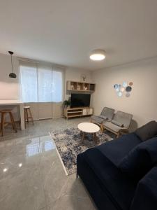 una sala de estar con un sofá y una mesa en Apartmani Lily, en Zagreb