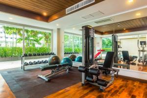 une salle de sport vide avec plusieurs tapis roulants et poids dans l'établissement Heaven Lagoon Condo by Lofty, à Patong Beach