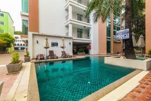 une piscine devant un bâtiment dans l'établissement Heaven Lagoon Condo by Lofty, à Patong Beach