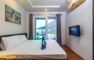une chambre avec un grand lit avec une fenêtre dans l'établissement Heaven Lagoon Condo by Lofty, à Patong Beach 14 autres photos