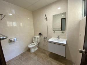 un bagno con un water, un lavandino e uno specchio di Fangliao 9453 B&B a Fang-liao