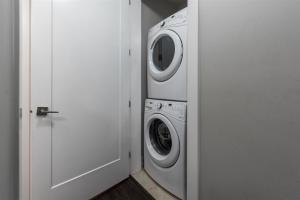 Ảnh trong thư viện ảnh của Peaceful 2 Bedroom Suite that sleeps 6 with Free Wifi ,Free street parking,easily accessible to Downtown Vancouver ở Surrey