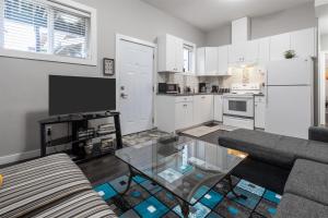 Nhà bếp/bếp nhỏ tại Peaceful 2 Bedroom Suite that sleeps 6 with Free Wifi ,Free street parking,easily accessible to Downtown Vancouver +18 ảnh