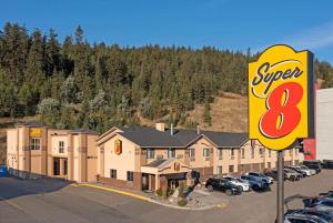 坎卢普斯Super 8 by Wyndham Kamloops On The Hill的汽车旅馆前的超级标志