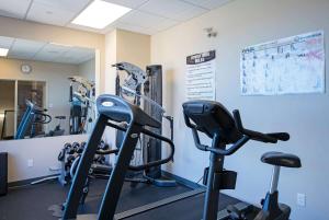 Super 8 by Wyndham Kamloops On The Hill的健身中心和/或健身设施