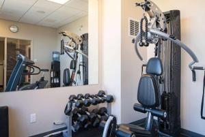 Super 8 by Wyndham Kamloops On The Hill的健身中心和/或健身设施
