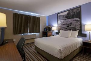 Super 8 by Wyndham Kamloops On The Hill客房内的一张或多张床位