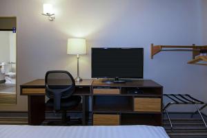 Super 8 by Wyndham Kamloops On The Hill的电视和/或娱乐中心