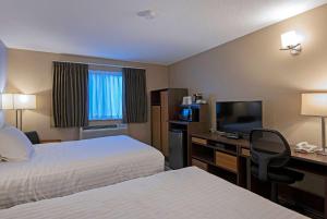 Super 8 by Wyndham Kamloops On The Hill客房内的一张或多张床位