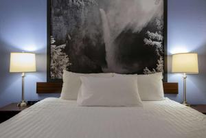 Super 8 by Wyndham Kamloops On The Hill客房内的一张或多张床位
