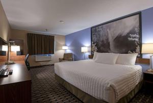Super 8 by Wyndham Kamloops On The Hill客房内的一张或多张床位