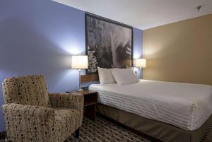 Super 8 by Wyndham Kamloops On The Hill客房内的一张或多张床位
