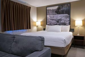 Super 8 by Wyndham Kamloops On The Hill客房内的一张或多张床位