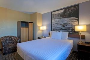 Super 8 by Wyndham Kamloops On The Hill客房内的一张或多张床位