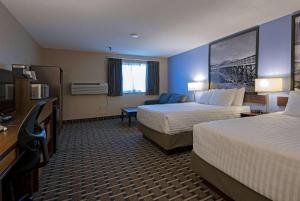 Super 8 by Wyndham Kamloops On The Hill客房内的一张或多张床位