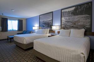 Super 8 by Wyndham Kamloops On The Hill客房内的一张或多张床位