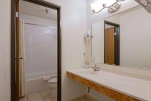 Super 8 by Wyndham Kamloops On The Hill的一间浴室