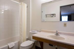 Super 8 by Wyndham Kamloops On The Hill的一间浴室