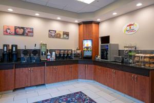 Super 8 by Wyndham Kamloops On The Hill的咖啡和沏茶工具
