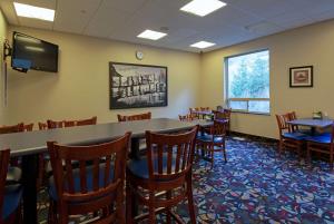Super 8 by Wyndham Kamloops On The Hill的电视和/或娱乐中心
