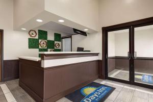 Lobi atau kawasan kaunter penerimaan di Days Inn by Wyndham Hillsboro +22 gambar