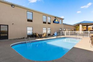 Kolam renang di atau dekat dengan Days Inn by Wyndham Hillsboro