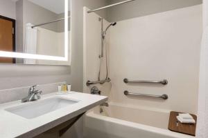 Gallery image of Days Inn by Wyndham Hillsboro in Hillsboro +22 photos