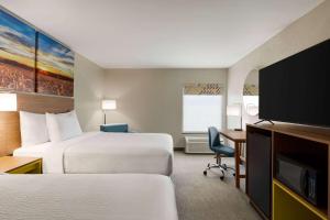 Televisyen dan/atau pusat hiburan di Days Inn by Wyndham Hillsboro