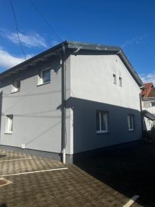 un edificio blanco con muchas ventanas en Apartmani Lily, en Zagreb