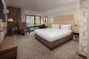 DoubleTree by Hilton Hannover Schweizerhof客房内的一张或多张床位