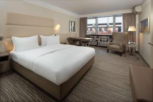 DoubleTree by Hilton Hannover Schweizerhof客房内的一张或多张床位