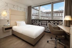 DoubleTree by Hilton Hannover Schweizerhof客房内的一张或多张床位