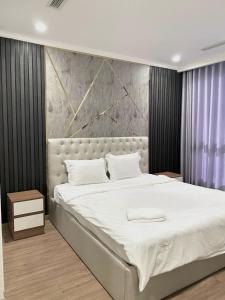 une chambre avec un grand lit avec des draps blancs dans l'établissement Homestay Sài Gòn-Bống House, à Long Bình