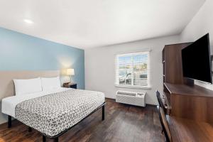 Μια τηλεόραση ή/και κέντρο ψυχαγωγίας στο WoodSpring Suites Austin North I-35