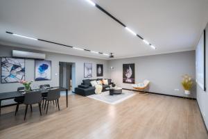 a living room with a black couch and a table at 上海柠檬汁民宿 Shanghai lemon juic B&B-Shanghai Lemon Deluxe Room 外滩南京西路步行街 in Shanghai