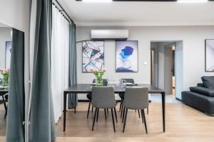 a dining room with a black table and chairs at 上海柠檬汁民宿 Shanghai lemon juic B&B-Shanghai Lemon Deluxe Room 外滩南京西路步行街 in Shanghai
