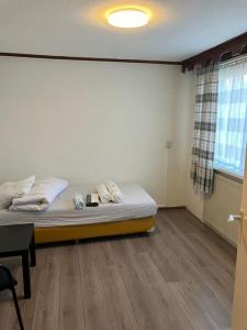 een slaapkamer met een bed en een raam bij Expats House 4 Etten-Leur in Etten-Leur +13 foto's