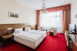 Postel nebo postele na pokoji v ubytování Royal Marianske Lazne + 37 fotografií