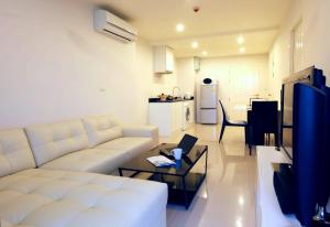 พื้นที่นั่งเล่นของ Sea view apartment at The Unity by Lofty +15 ภาพ