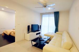 โทรทัศน์และ/หรือระบบความบันเทิงของ Sea view apartment at The Unity by Lofty