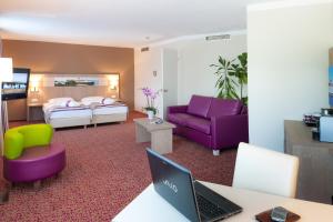 Zimmer mit einem Laptop auf dem Schreibtisch in der Unterkunft Mercure Hotel Hamburg am Volkspark in Hamburg