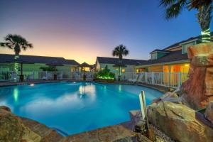 Bazén v ubytování Coastal Vibe by AvantStay Sunset at the Pool and Playscape nebo v jeho okolí
