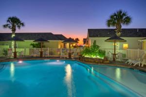Bazén v ubytování Coastal Vibe by AvantStay Sunset at the Pool and Playscape nebo v jeho okolí