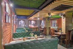 Super Hotel O RK's Regency Near Navale Hospital Back Gate的休息区